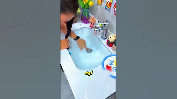 أرادت أن تغتسل لكن كل شيء غرق بالماء 