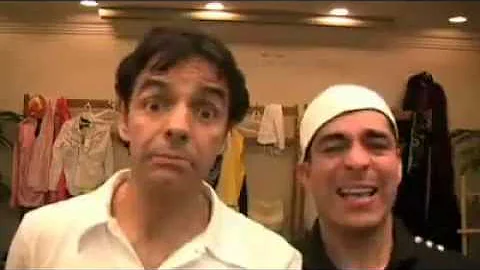 Dame un beso   Omar Chaparro y Eugenio Derbez