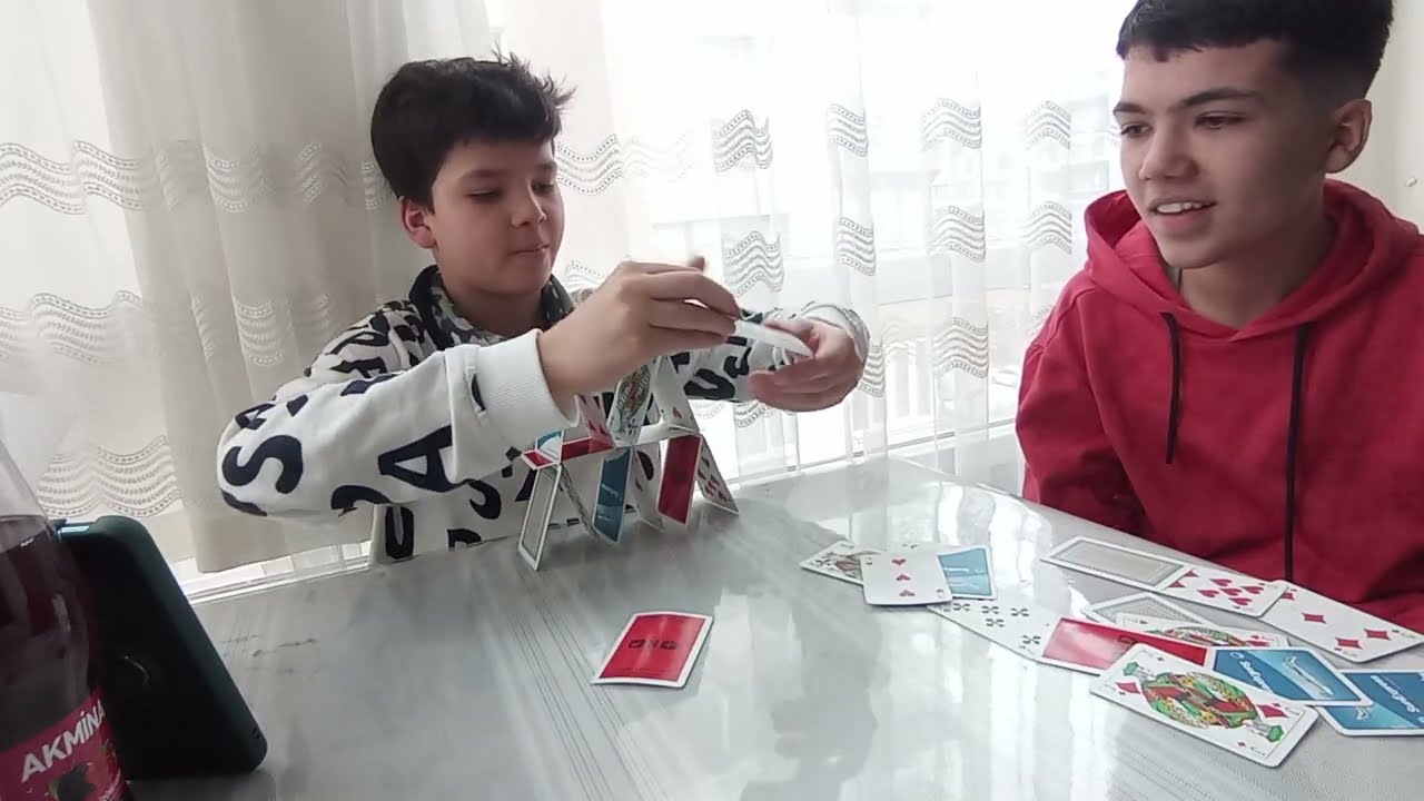 İskambil  kağıdından kule dizmece