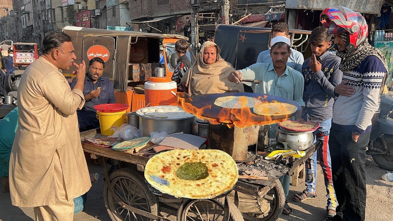 STREET CHEF COOKS SAAG MAKHAN & ALOO PARATHA 😋 | AUTHENTIC LAHORE STREET FOOD