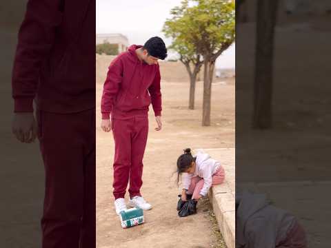 طفلة ترتدي كيس في قدمها وسبب صادم جدا