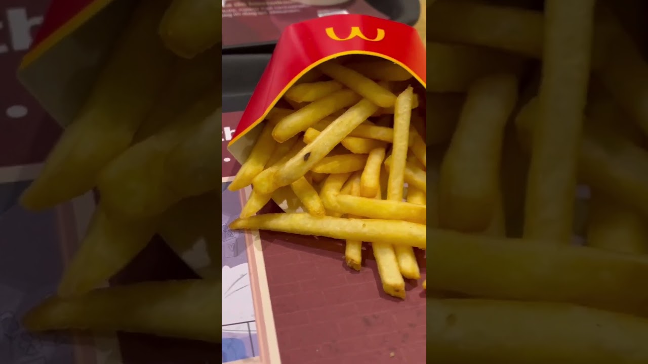This weekend Saturday I went to McDonald's to eat a double cheeseburger 🍔 with medium fries 🍟