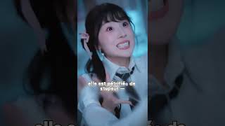 Une horde de zombies poursuit la jeune fille sans relâche.