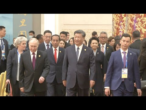 President Xi Jinping and his wife Peng Liyuan welcome international guests @cgtn