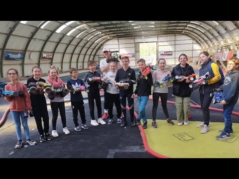 Initiation  la voiture RC pour les jeunes du Centre Ar dErquinghem Lys au RC PARK