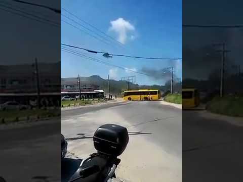 Águia 02 é recebido com pedras e rojões por manifestantes na rodovia João Gualberto Soares