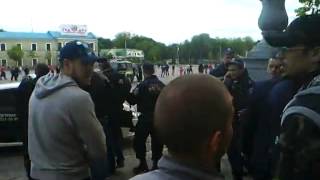 9.05.14 - Харьков. Задержали 3х правосеков, которые забрасывали людей на площади бутылками(9.05.14 - Харьков. Задержали 3х правосеков, которые забрасывали людей на площади бутылками со здания гостиницы..., 2014-05-09T19:04:12.000Z)