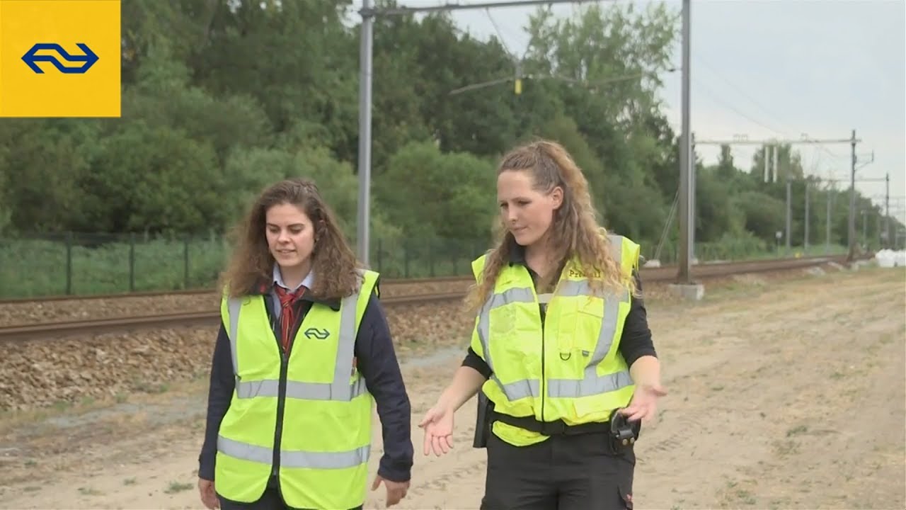 Hoofdconducteur Marlinde op bezoek bij incidentenbestrijder Joëlle