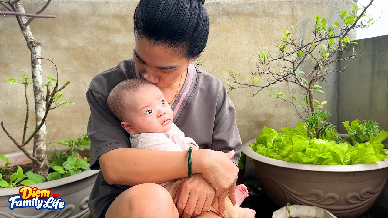 Baby Kim was taken by her Mom to visit Mom's beautiful garden