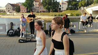Уличные музыканты в Минске исполнили песню Я бы прыгнул в эту реку, если бы не было человека
