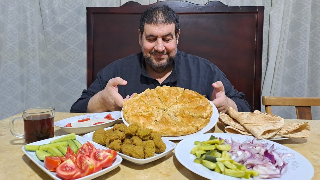 الاكيل جلاش باللحمة المفرومة وطعمية مخلل خيار وطماطم طحينة وشاي @galal3 @galal2@galal6 اكلات شعبية م