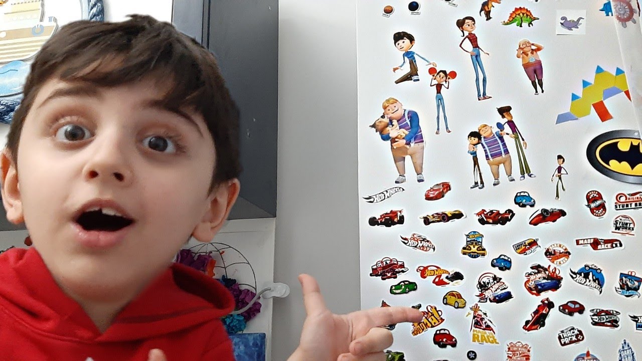 Efe odasında her yere sticker yapıştırdı. قام بوضع ملصق على موقعه على EFE