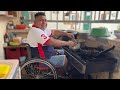 Parapléjico emprendedor; Vende menús para salir adelante