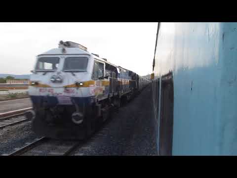 [2016] Mewar Express crossing Veer Bhumi Chittaurgarh Express at Bhimal.