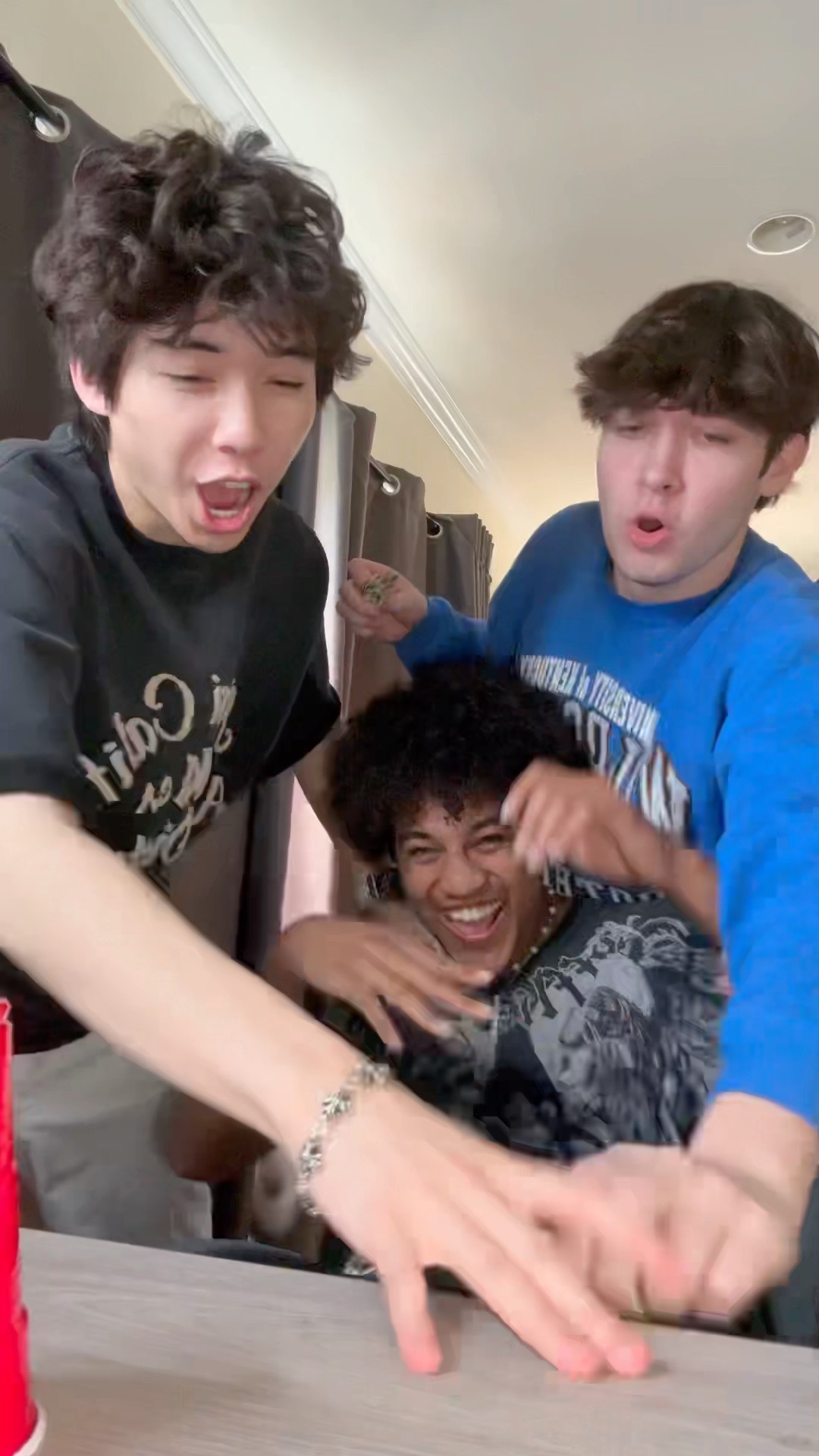 they couldn’t believe this magic trick ? #shorts #skyyjade ​⁠@asherlara ​⁠ ​⁠@povswithnolan