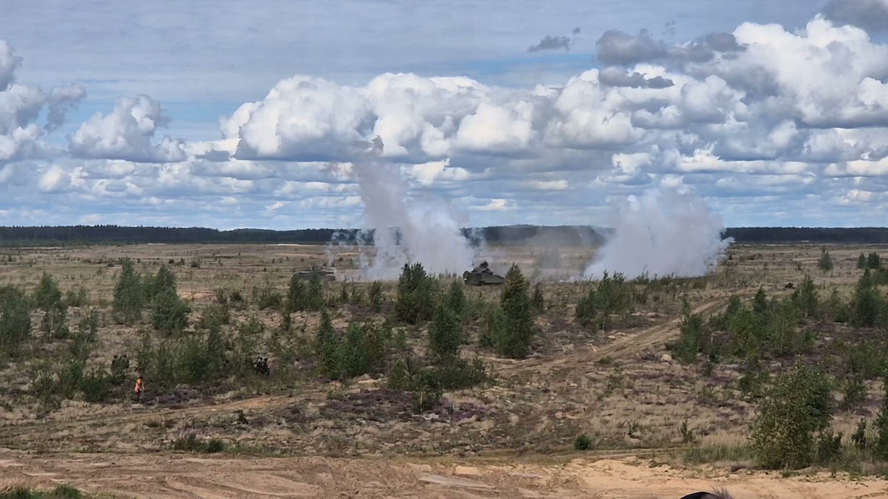 Leopard 2A4 shoots round and smoke at firepower demo