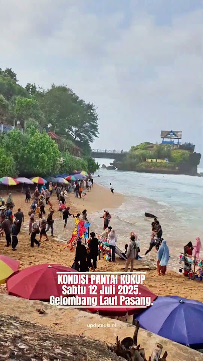 High Sea Waves, Tourists Scattered and Run to the Shore.
