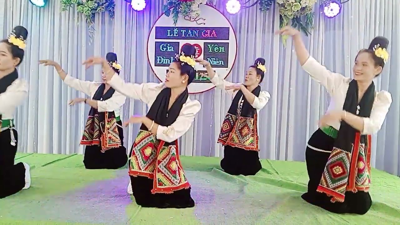 đội văn nghệ bản đông luông múa khăn piêu mơi pi nọng hau tỏn le nơ 