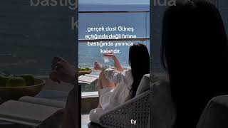 Demet Akalın Caddede Tur. Resimi