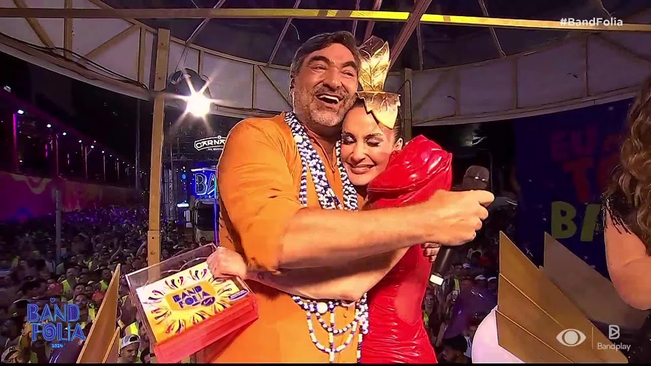 Cláudia Leitte recebe o Prêmio do Band Folia em Salvador