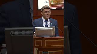 «Тақиялы депутат»: Дәулет Мұқаев халыққа ант берді