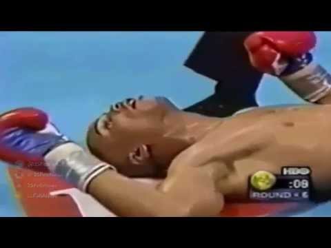 لحظة وفاة الملاكم الجنوب أفريقي مزوانيلي كومبولو بالضربة القاضية على الحلبة