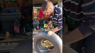 Kazma Ile Steyr Traktör Lastik Tamiri.