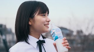 『カルピスウォーター』新CMキャラクターは沖縄出身15歳の當真あみ【カルピスウォーターCMメイキング】WEB 0308