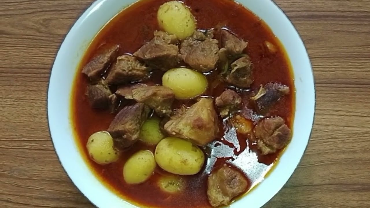 শীতের হাড় কাঁপানো ঠান্ডায় রান্না করলাম ভুনা খিচুরি সাথে গরুর মাংস আলু দিয়ে ঝোল।