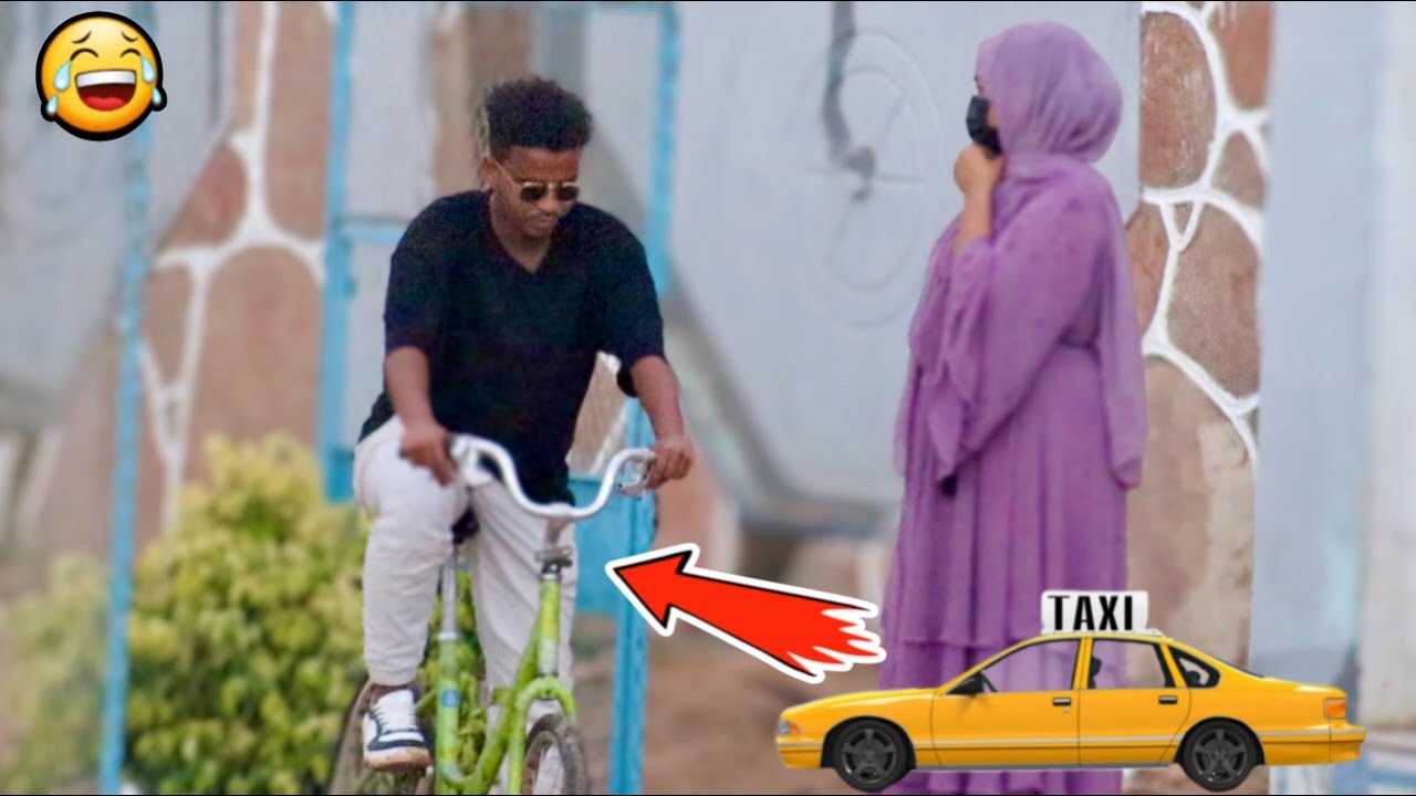 Dhaweeye Ayee Soo Dalbadeen Kadibna Baskiilad Ayaan Ukeenay | Very Funny Public Prank |Kamera şakası