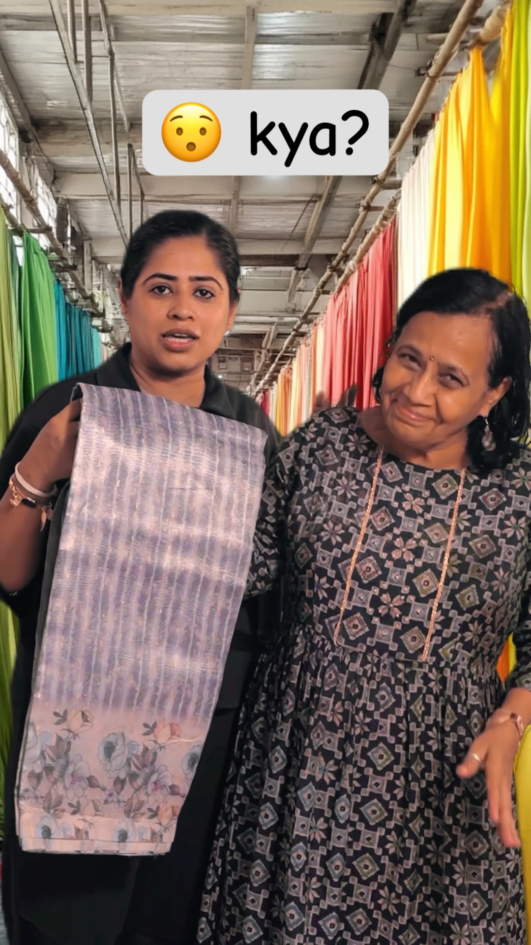 Kaisi lag rhi hai saree maa pe ? #littleglove maa ko first saree gift ?