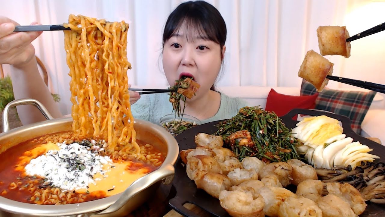 체다치즈 불닭볶음탕면 통통하고 바작바작한 통대창구이 1KG 부추무침 백김치 먹방 Mukbang Koreanfood Spicy Noodles
