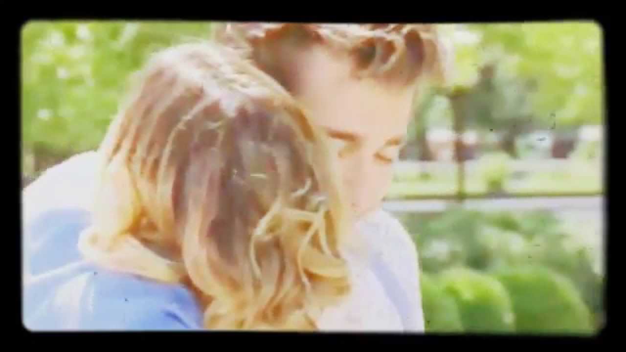 Violetta + Leon || Bleeding love