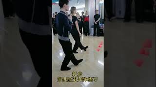 摩登舞李思成 Liis 示范狐步的升降练习 注意弯膝盖