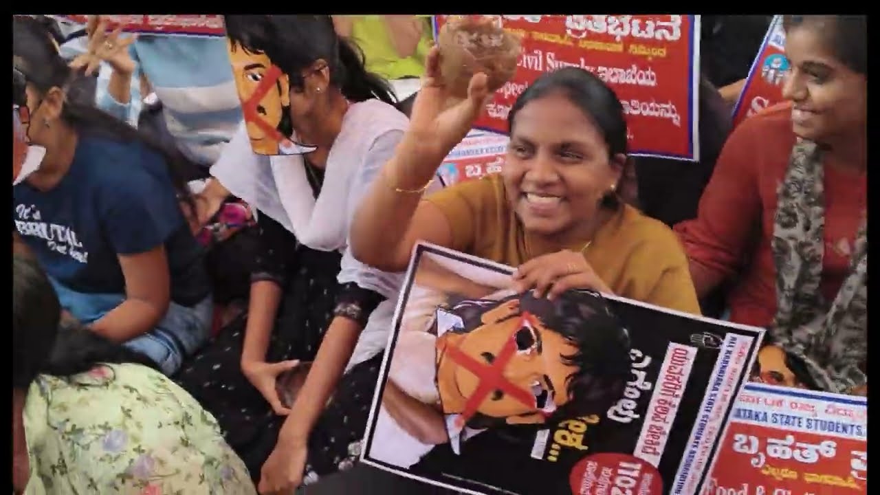 ಸರ್ಕಾರಿ ನೌಕರಿ  ಪಡೆಯುವ ಆಸೆಯಿಂದ ನೊಂದು ಹೋದ ಯುವಕ : ಹಾಸ್ಯ ಭರಿತ ಪ್ರತಿಭಟನೆ.