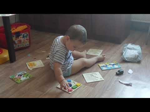 Костик учится собирать пазлы и вкладыши.