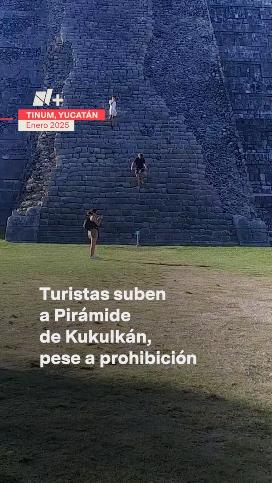 Turistas suben a piramide de Kukulkán pese a prohibición - N+ #Shorts