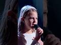 La piccola Giulia si esibisce con "Ma che freddo fa" di Nada a #TheVoiceKidsIt🎤