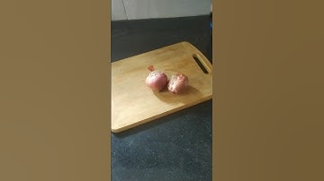 How to Control Tears while cutting the Onions🧅 #onionhack #kitchetips #ytshorts #shorts #viralvideo