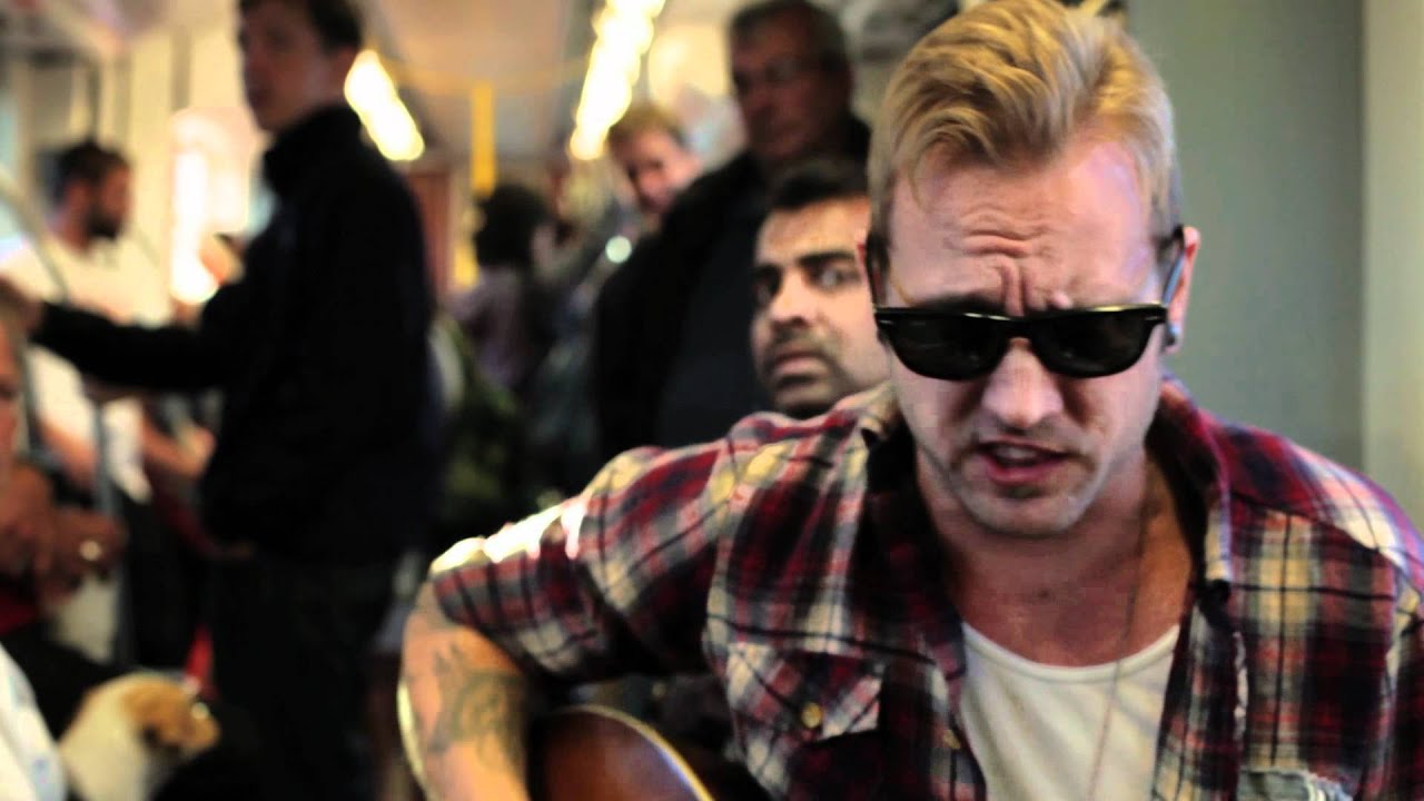 Low Volts "Girl In Cafe" - A Trolley Show (live performance)