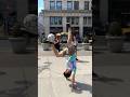 ニューヨークでひたすら神業リフティングをかます動画😎