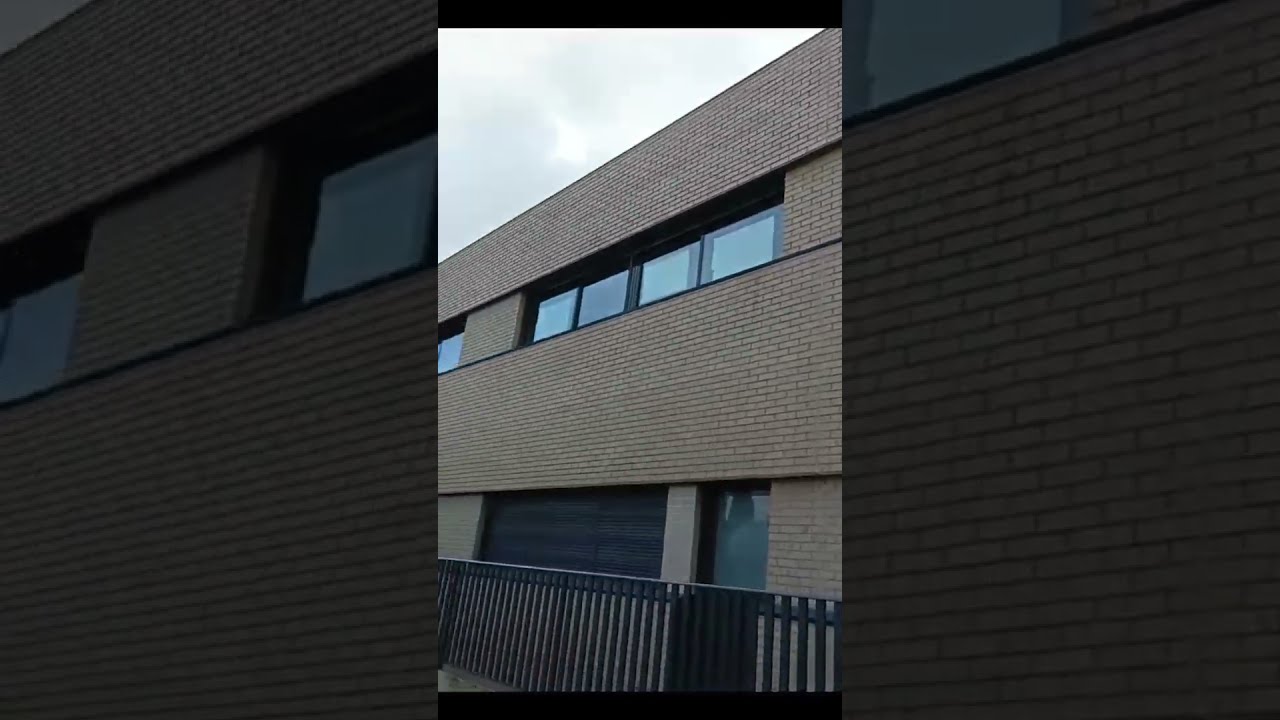 Limpieza de cristales altos en un colegio de Boadilla del Monte