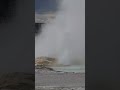 volcán haciendo erupción con agua super caliente más de 200 grados F