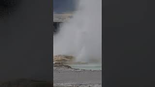 volcán haciendo erupción con agua super caliente más de 200 grados F