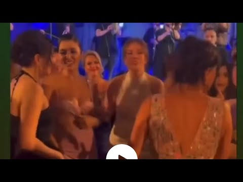Hande Erçel Eda Ece'nin düğününde arkadaşlarıyla dans etti