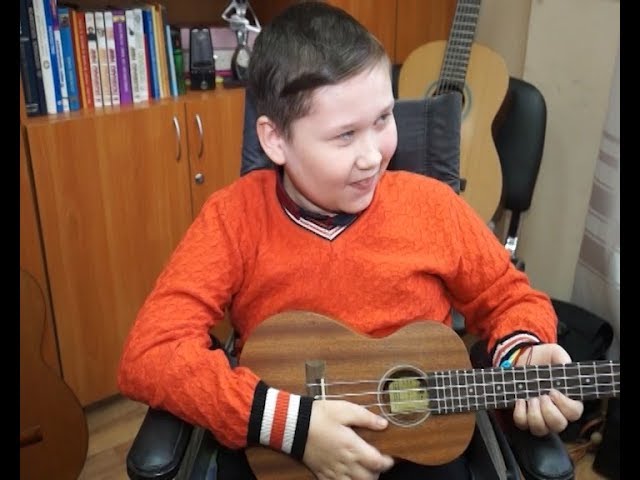 Маленькая мечта Ярослава Джараева сбылась! 11-летний серовчане впервые попробовал сыграть на укулеле