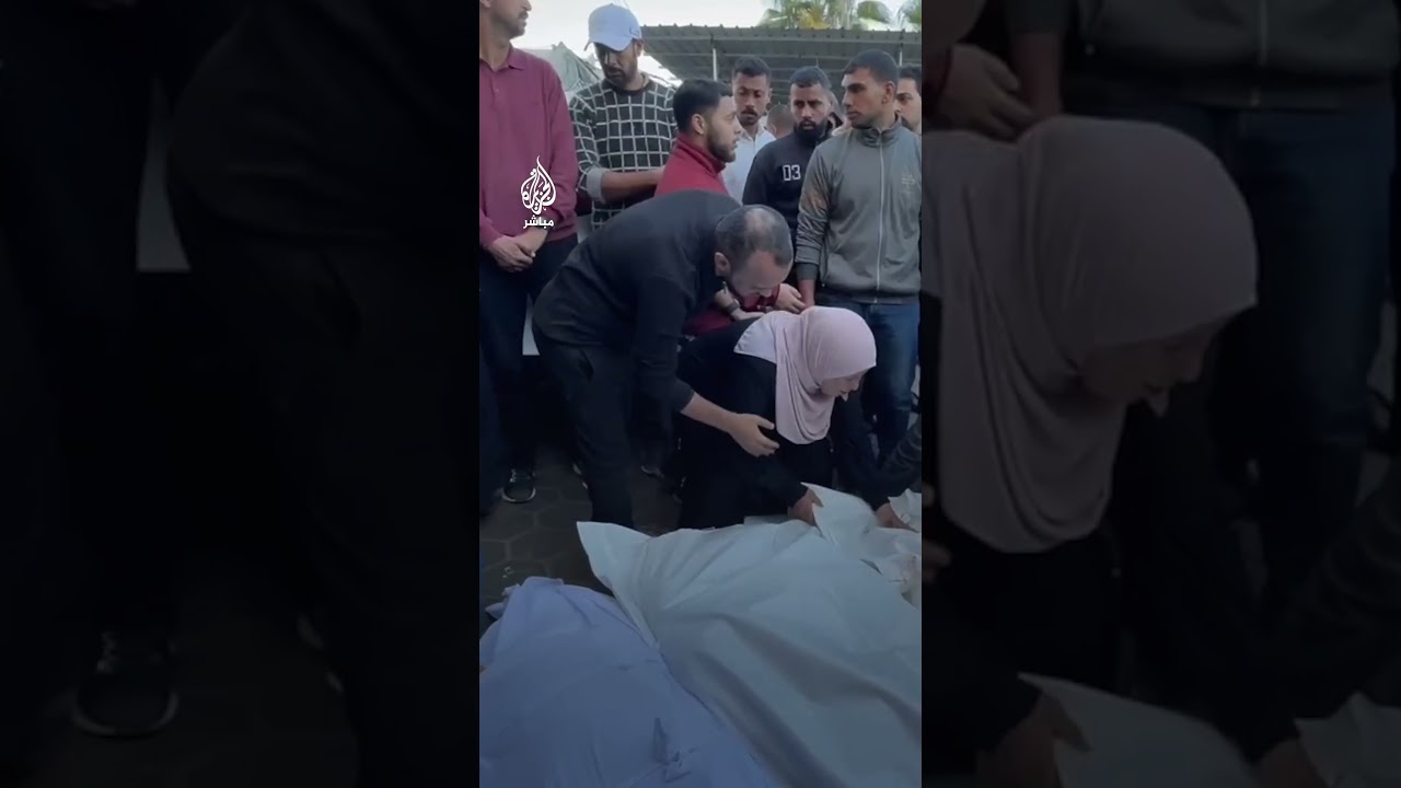 وداع مؤثر لــ17 شهيدا جراء استهداف منزلين في النصيرات والبريج بقطاع غزة