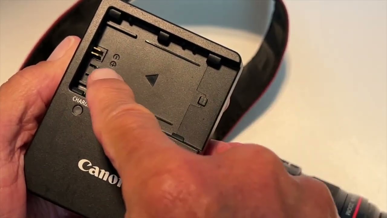 How to charge the battery of a Canon 5D Mark II - YouTube