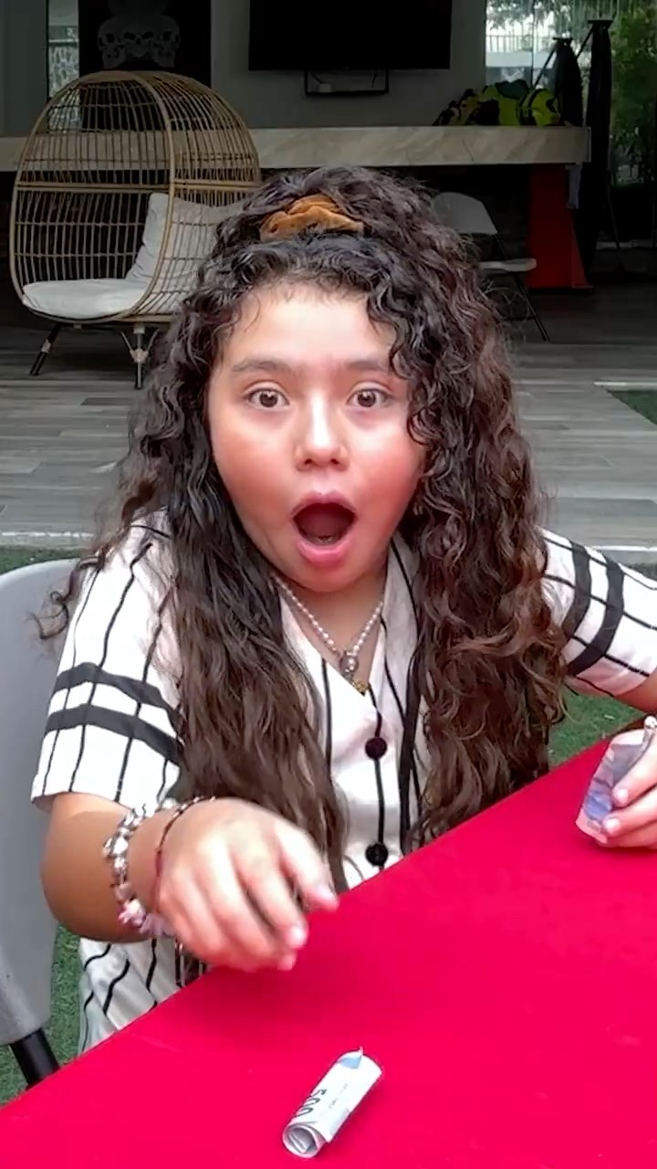 Así quedó esta niña? al ver mi truco de magia!