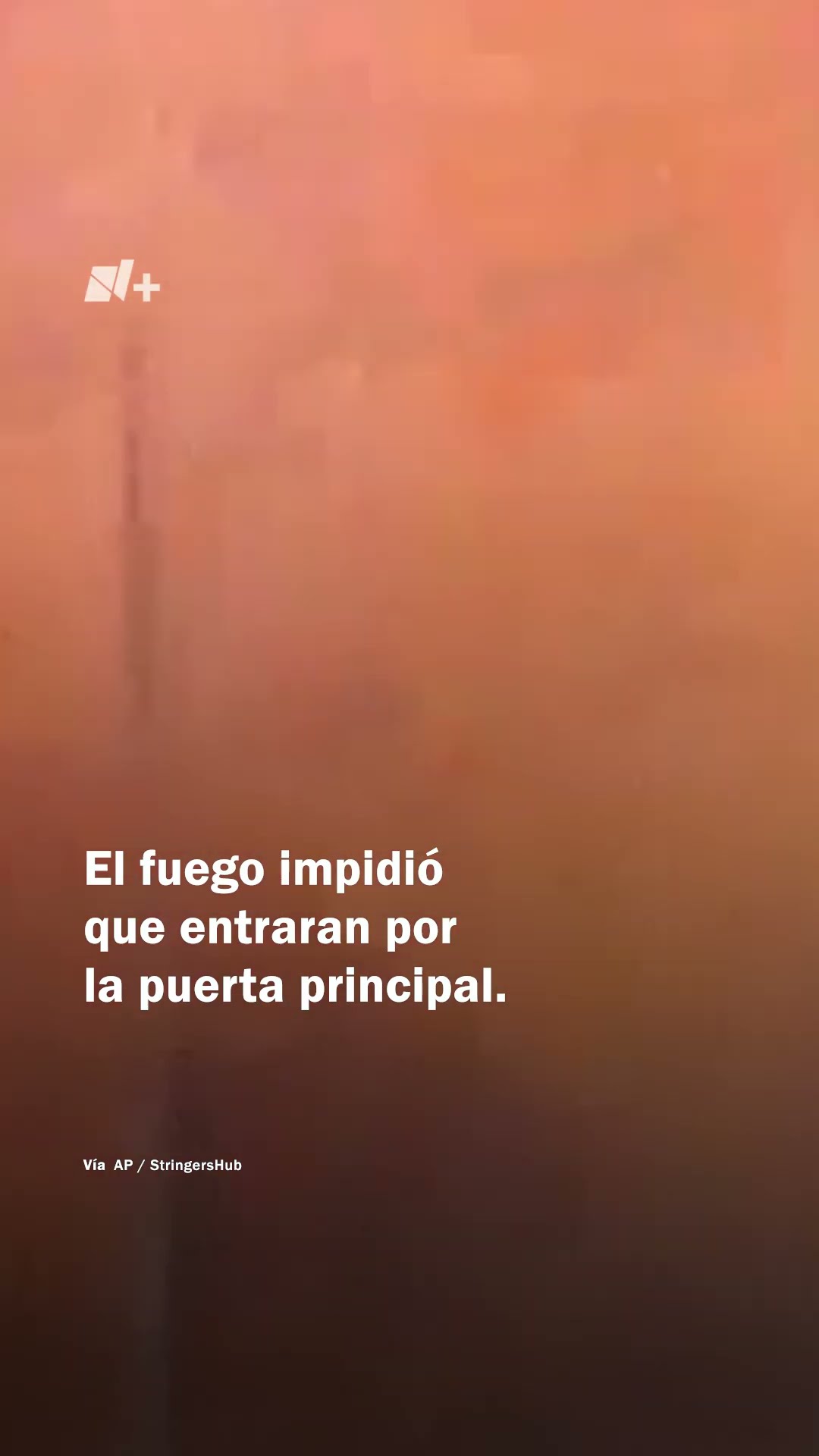 Rescatan a hombre de incendio y todo queda grabado en primera persona - N+ #Shorts